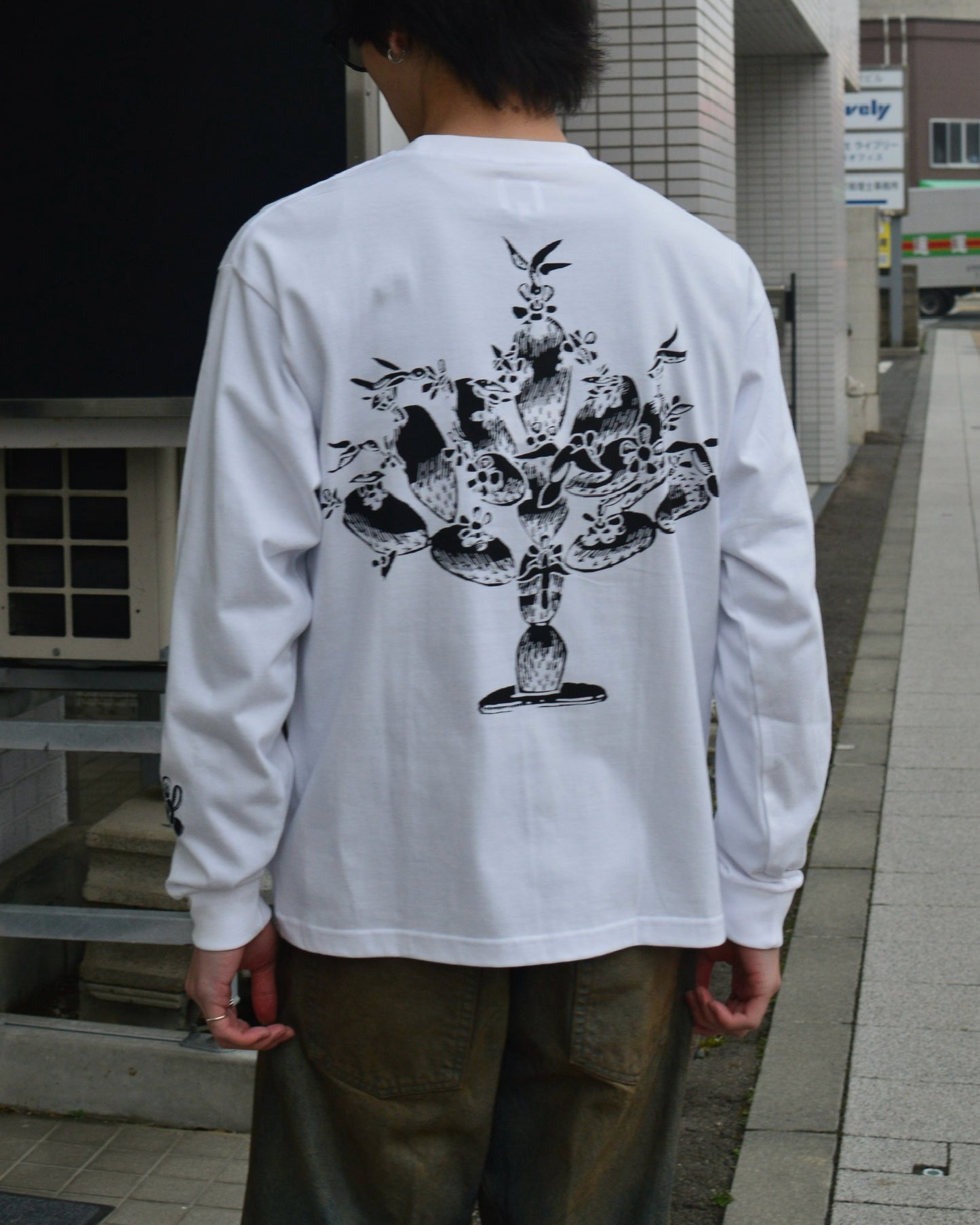 Sasquatchfabrix. L/S T-SHIRT “PEACE LOVING NATION”