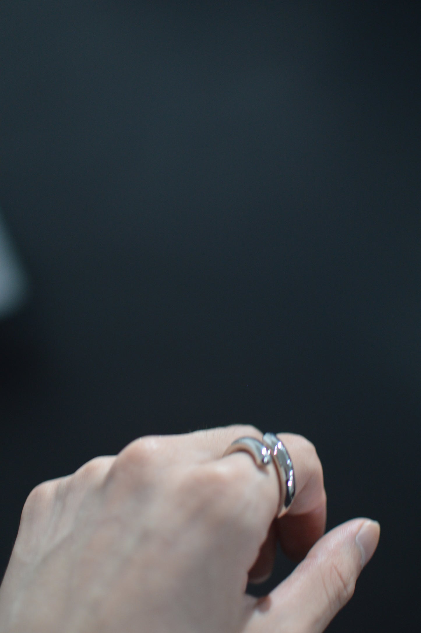 THE OBJECT Neon Single Twist Line Ring