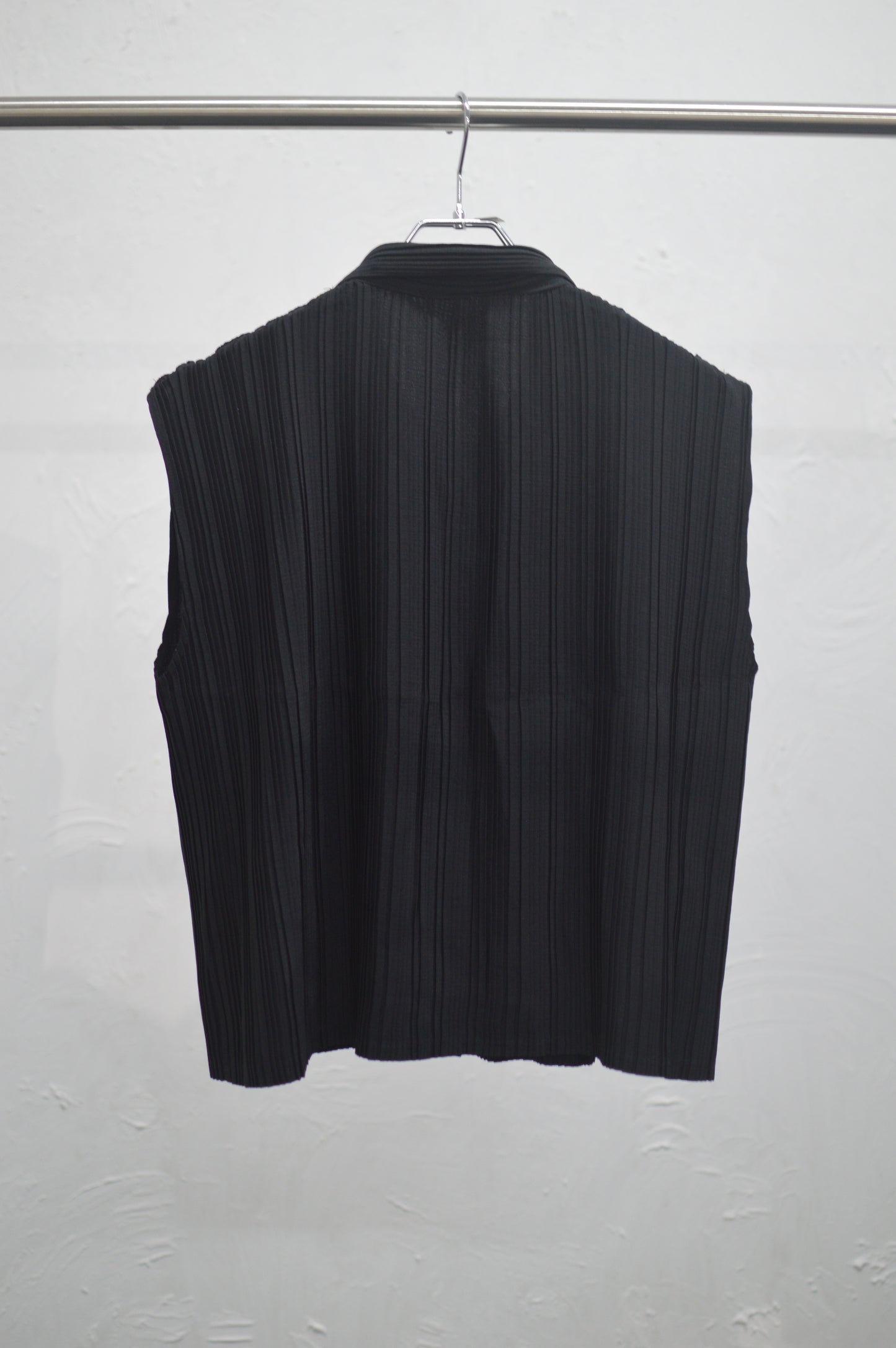 pleats vest
