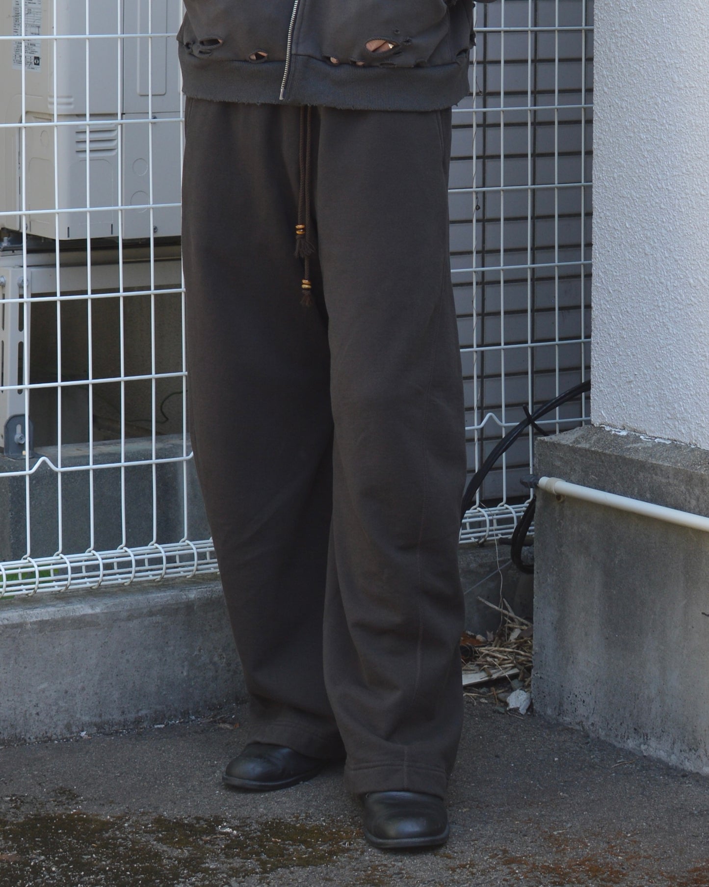 NVRFRGT 3D TWISTED LOUNGE PANTS DARK BROWN