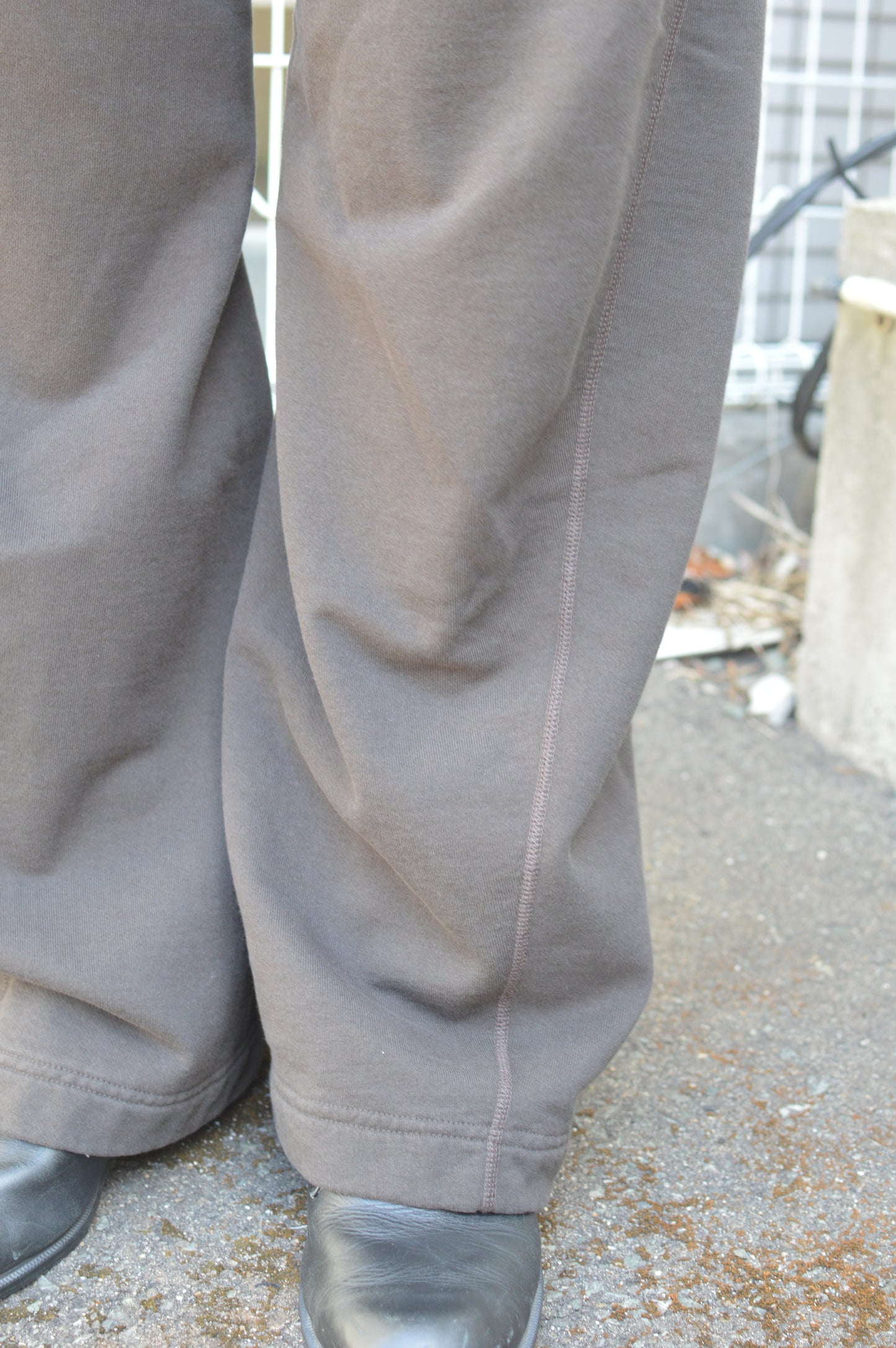 NVRFRGT 3D TWISTED LOUNGE PANTS DARK BROWN