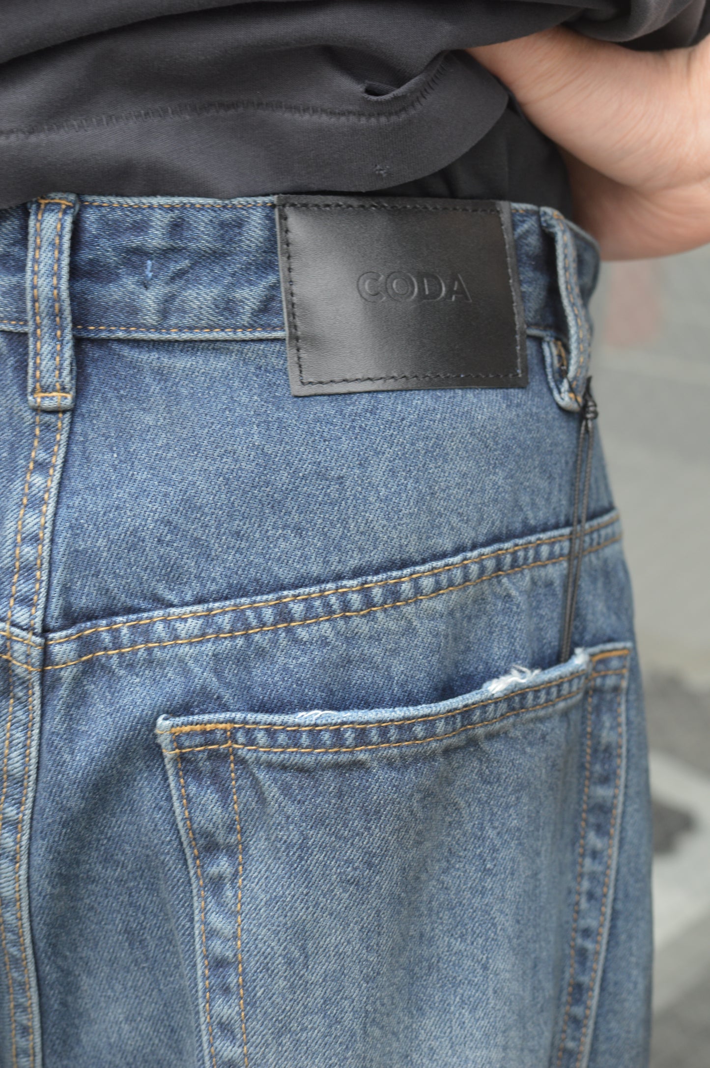 CODA / WASHED DISTRESSED EXTENDED CUT LUFT JEANS