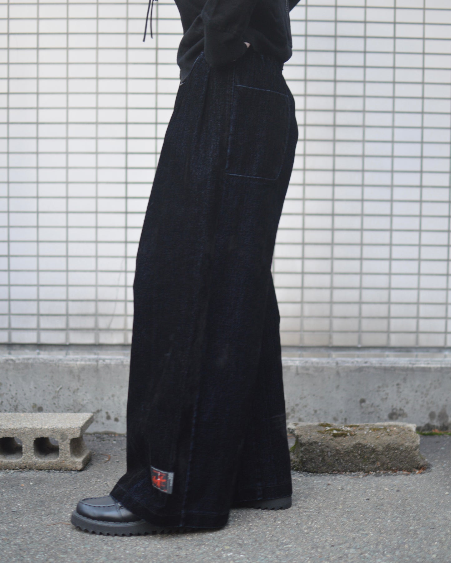SYUMAN. Coverd denim trousers Blk