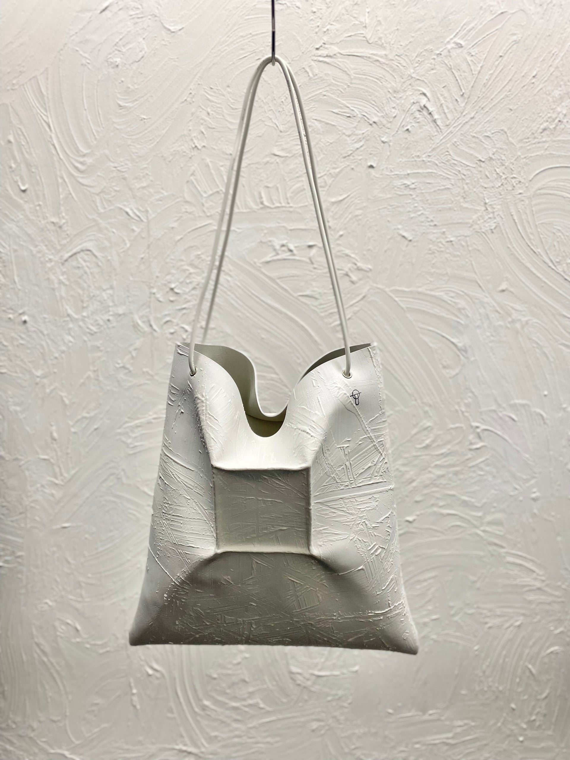 kagariyusuke 　カガリユウスケ　シンプルトート・クケイ KAGARI YUSUKE シンプルトートー クケイ White – JIKAI