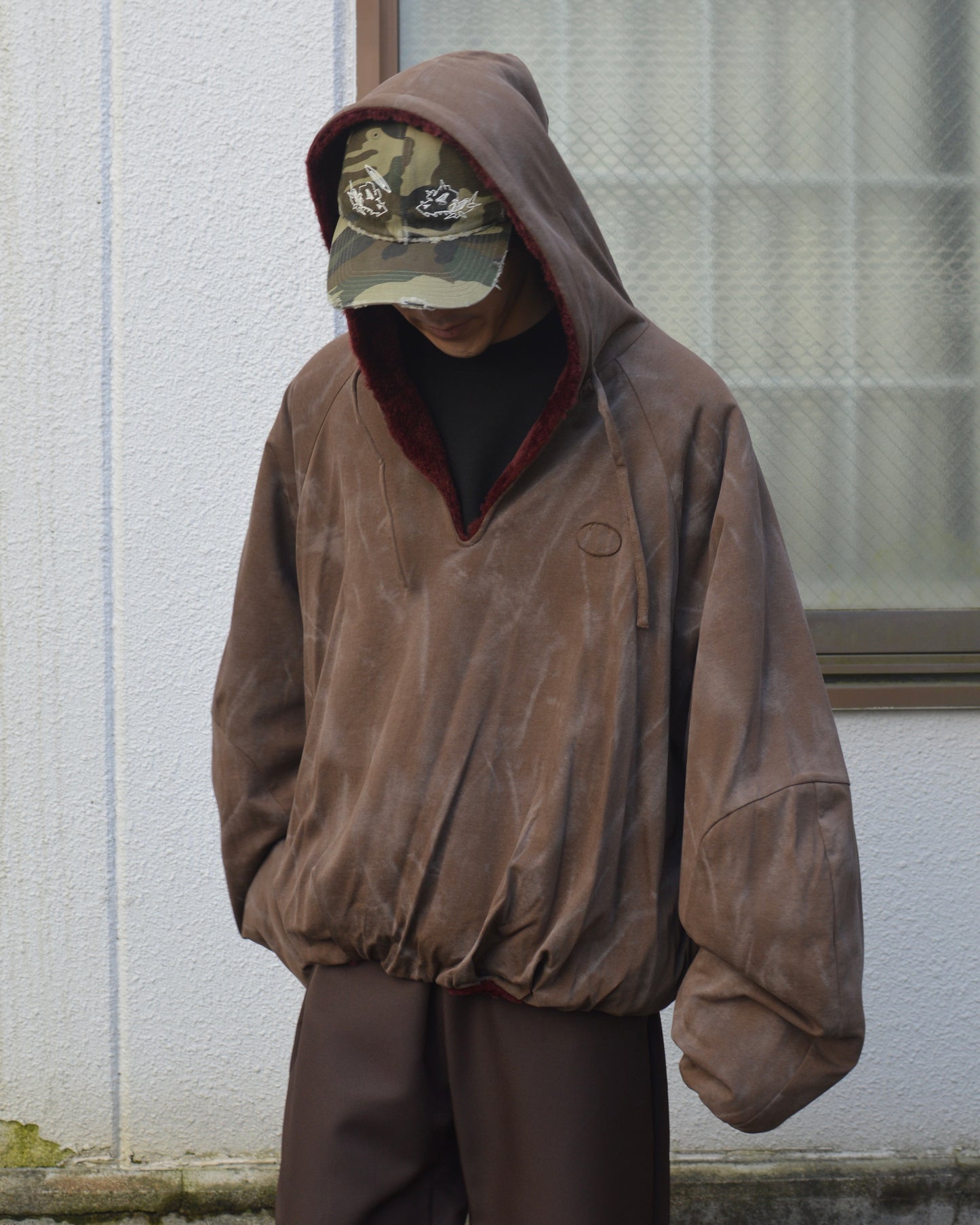 SYUMAN. REVERSIBLE HOODIE / BROWN WINE