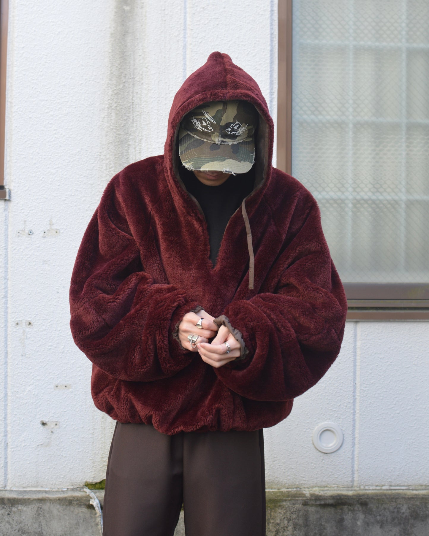 SYUMAN. REVERSIBLE HOODIE / BROWN WINE