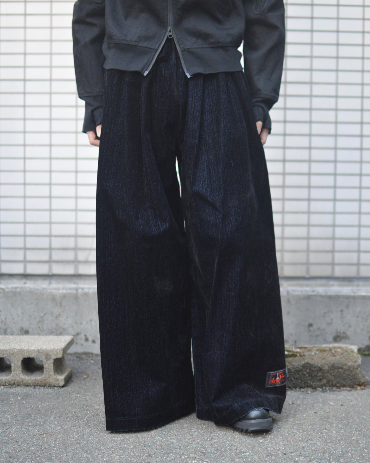 SYUMAN. Coverd denim trousers Blk
