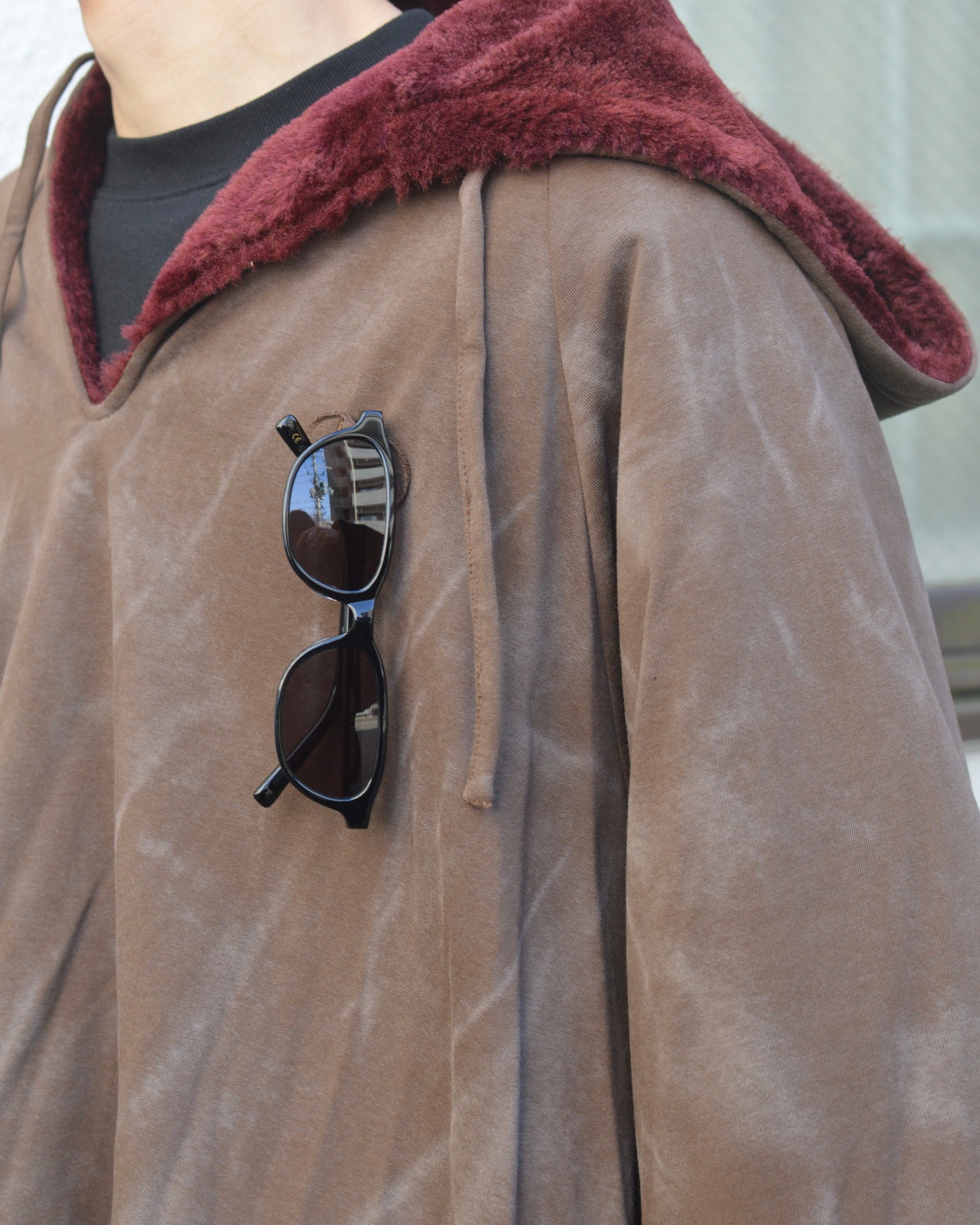 SYUMAN. REVERSIBLE HOODIE / BROWN WINE