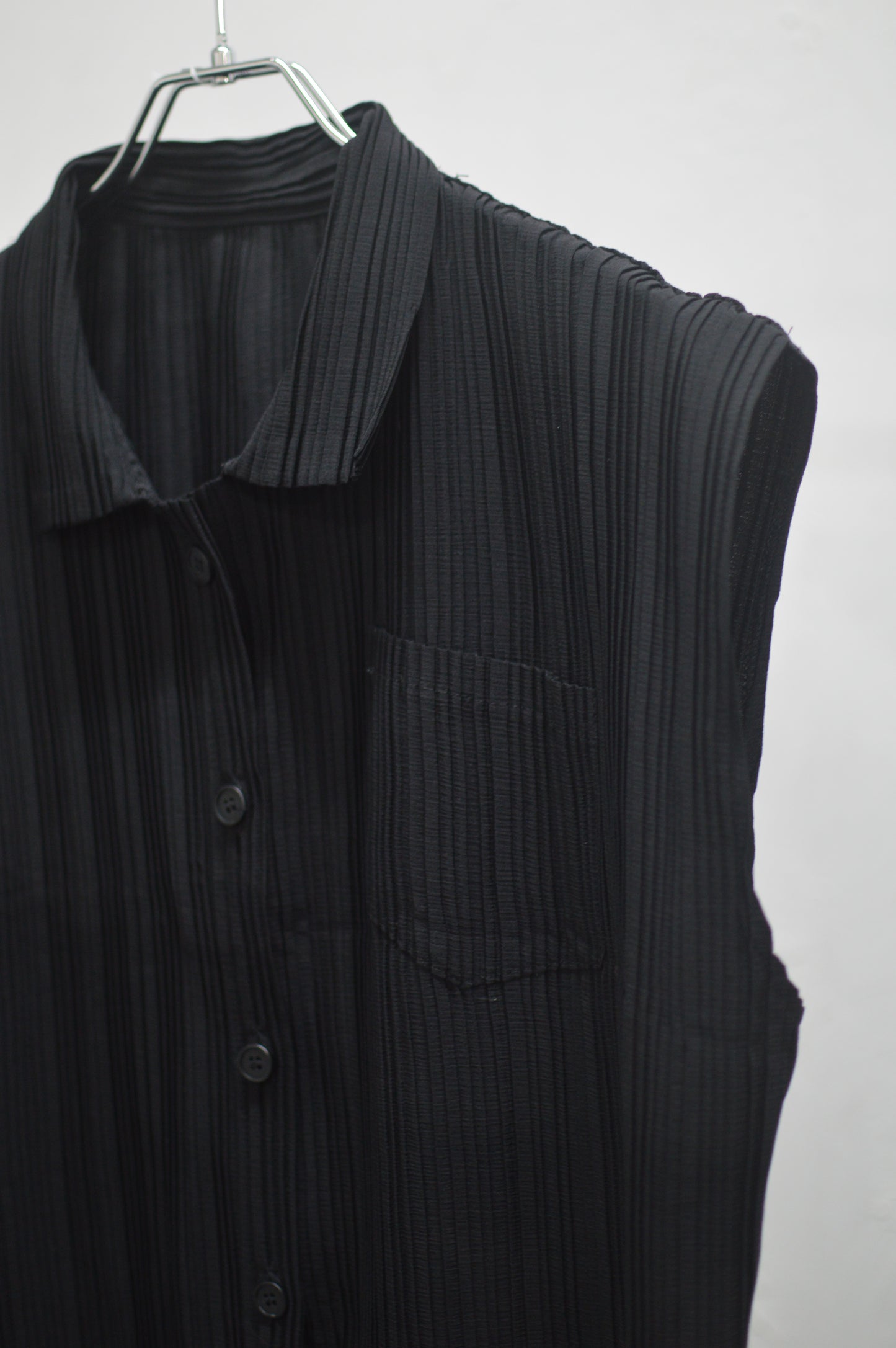 pleats vest